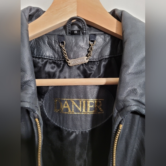 Danier polyurethane leather moto jacket with side belting and chain tag - Picture 4 of 8